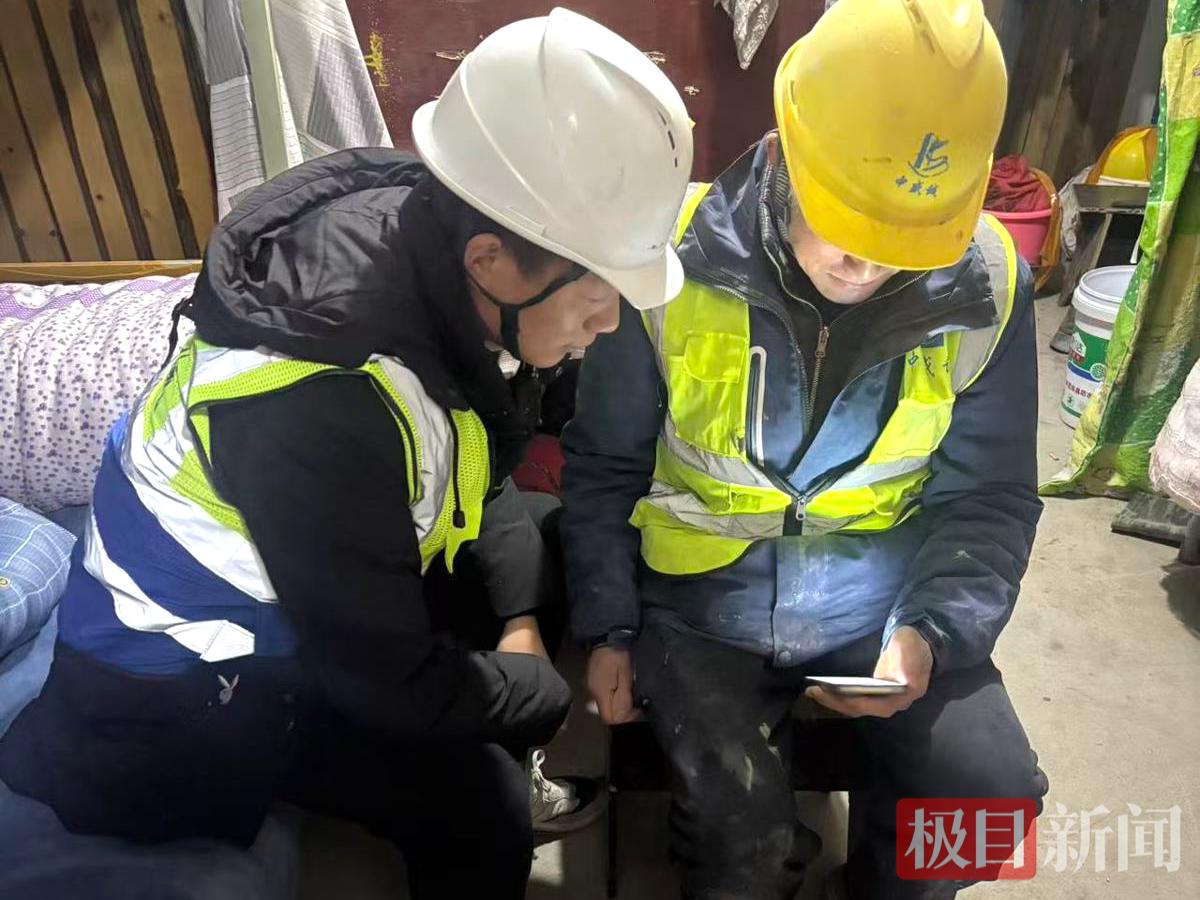 工人乐找长期工和日结工 工友在工地休息时刷手机的画面