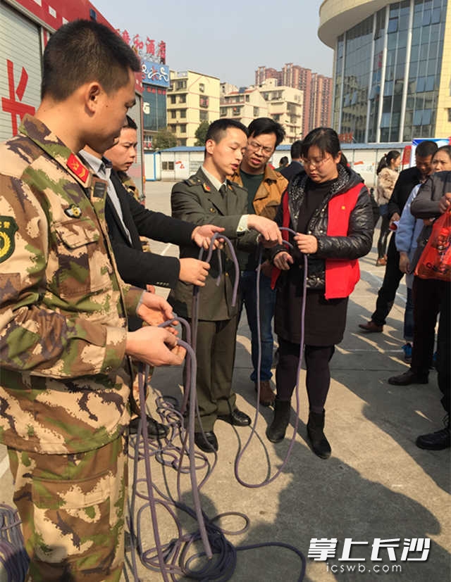 消防课堂现场演示逃生绳打结方法教学