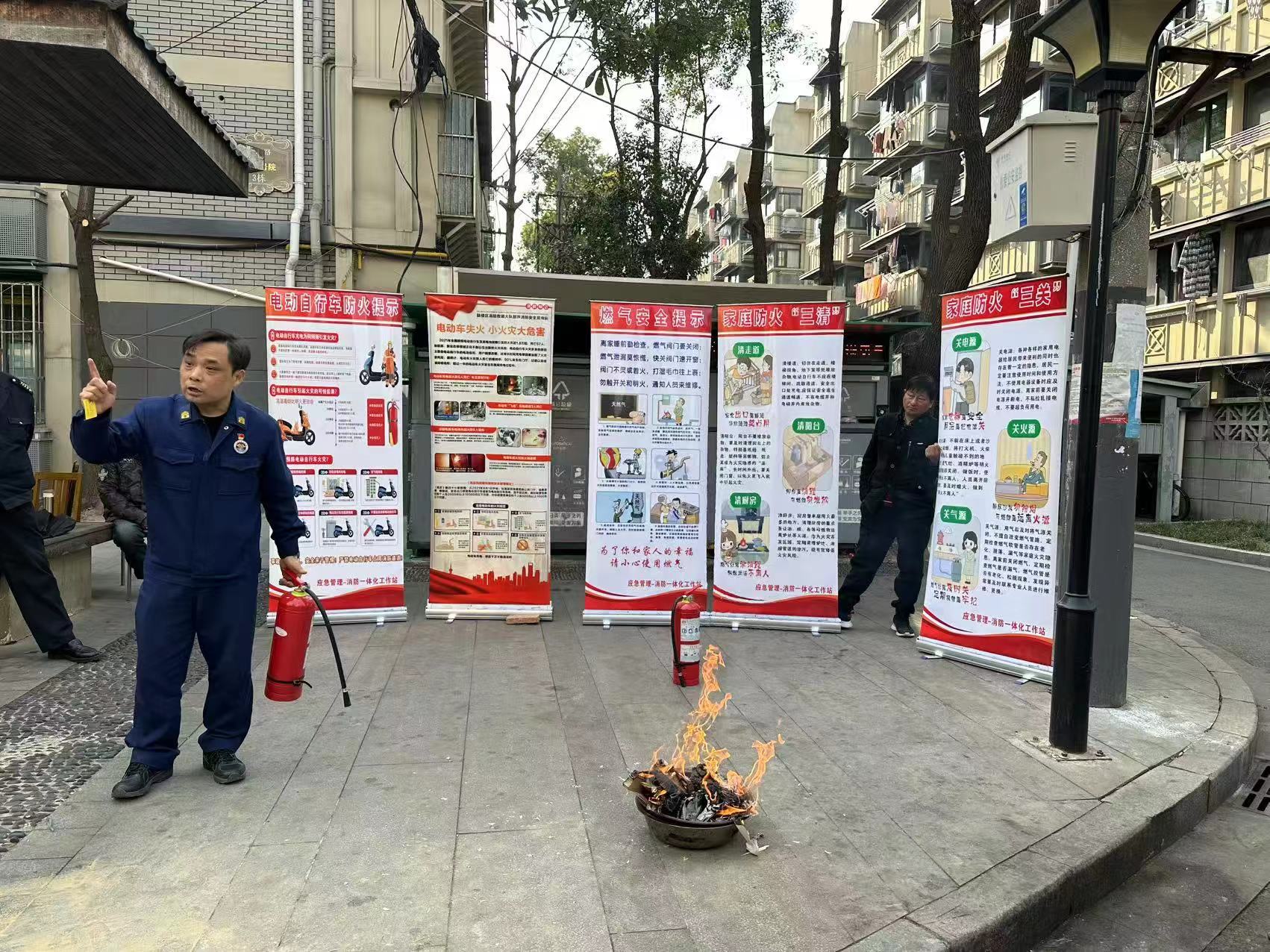 消防课堂进社区居民认真听讲火灾逃生知识场景