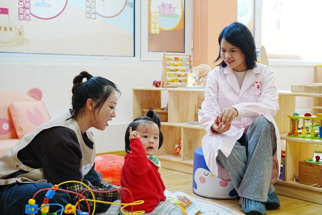 家和康育中心专业育儿指导让孩子健康成长 新手爸妈带娃场景