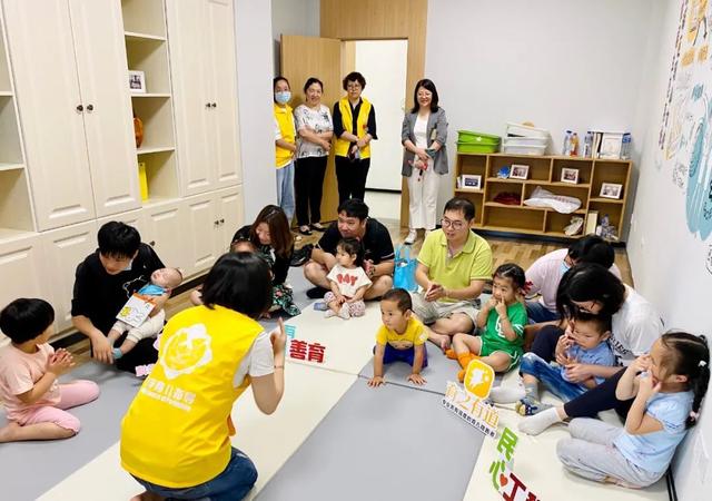 家和康育中心育儿指导亲子互动温馨画面