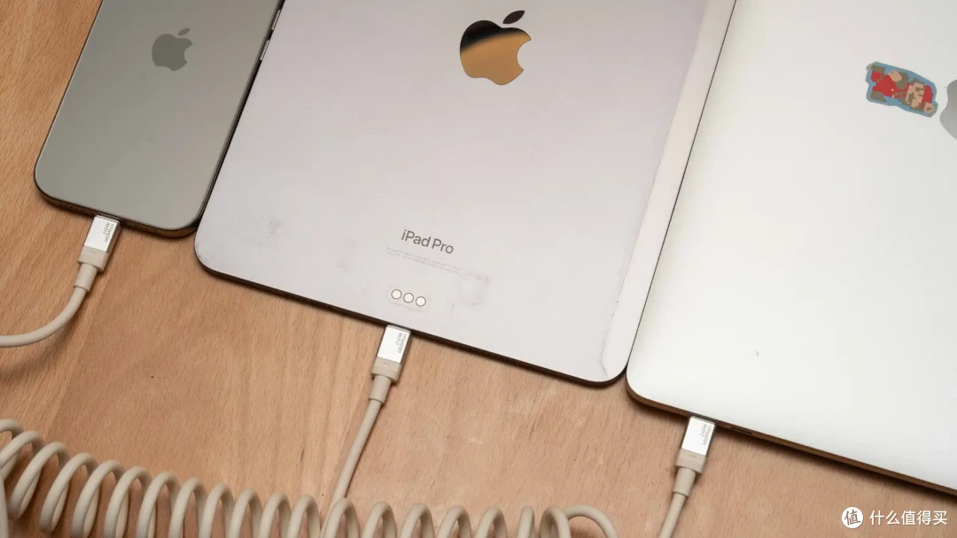Recharge Hub充电中心桌面多设备充电实测图