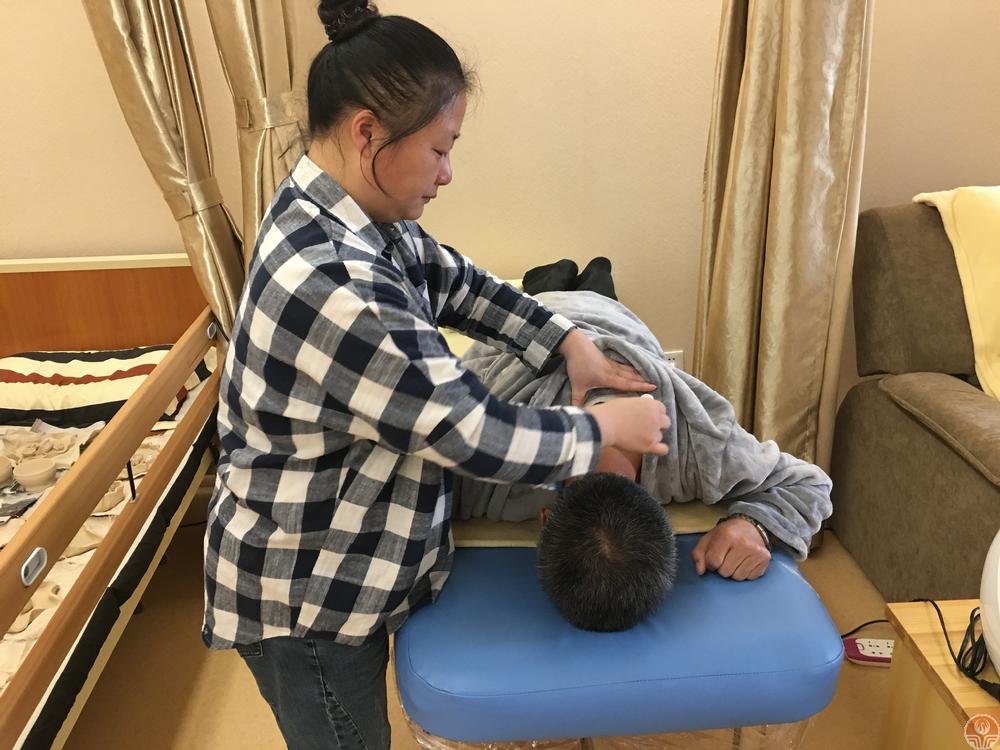 e动推拿适合上班族老人宝妈的居家推拿场景