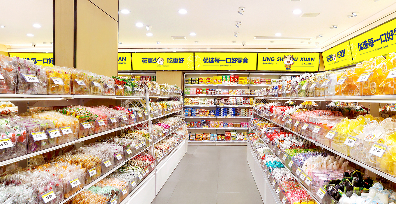 酥鸣鸣优选零食大礼包整箱批发 店铺陈列效果 小卖部货架摆放零食实拍