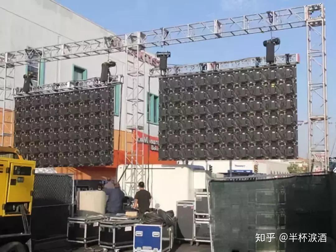 LED PLUS显示屏安装施工现场实拍图