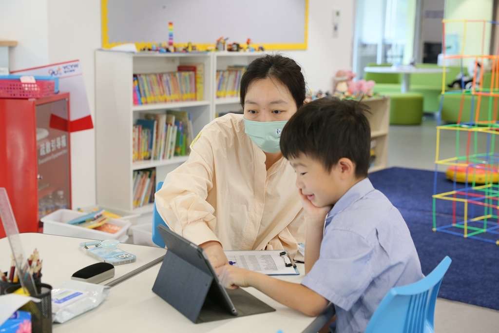 朗读技巧提升孩子语文成绩的方法 家长陪孩子朗读场景