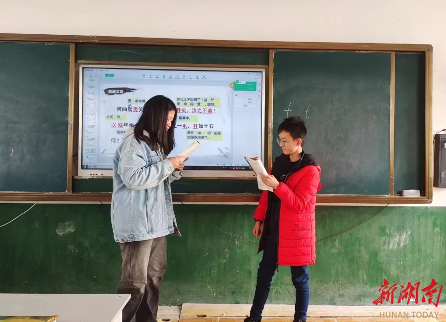 朗读 家长陪孩子分角色朗读练习 语文学习场景