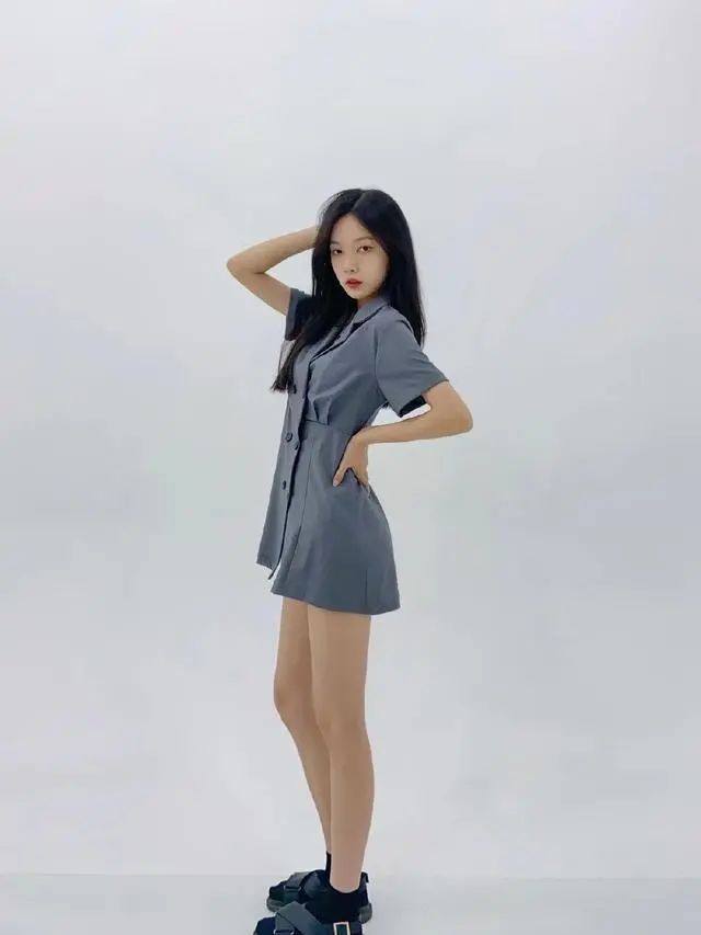 手插兜站姿拍照 重心放一条腿更自然