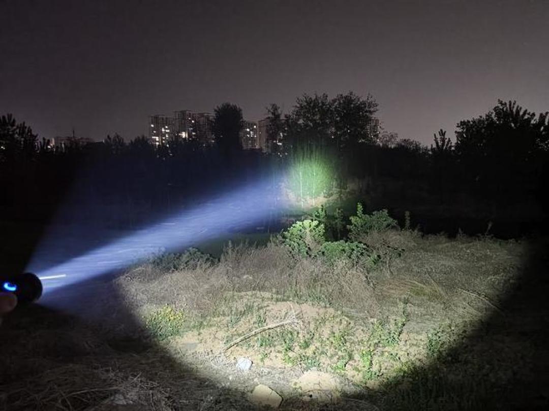 手电筒照亮补光灯户外夜拍神器实测效果图