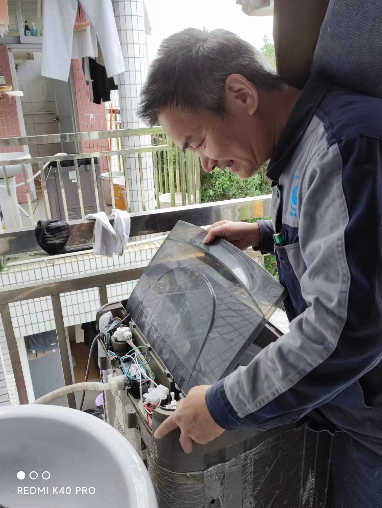 机将师傅上门维修过程细节 旧零件确认