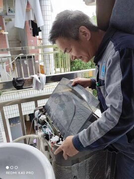 机将师傅上门维修过程细节 旧零件确认