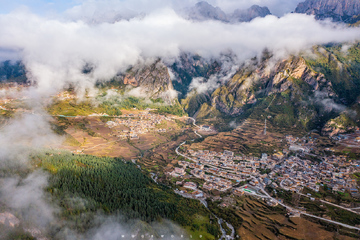 又火又出圈的小众旅行地 扎尕那晨雾藏寨