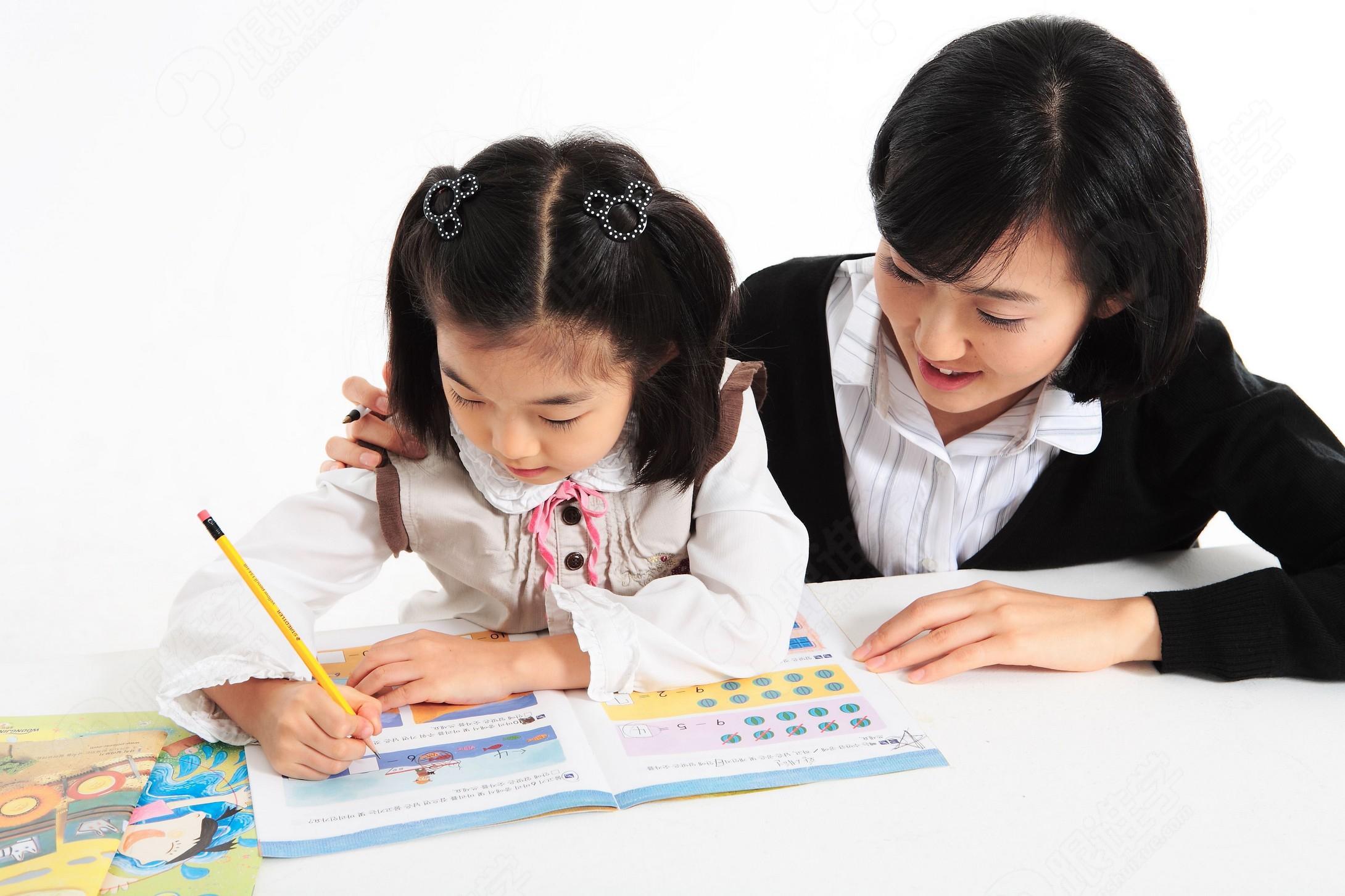 小学数学同步学最新版 家长辅导孩子做练习日常场景