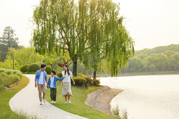 小镇生活日常傍晚散步河边小路,居民悠闲散步的治愈场景