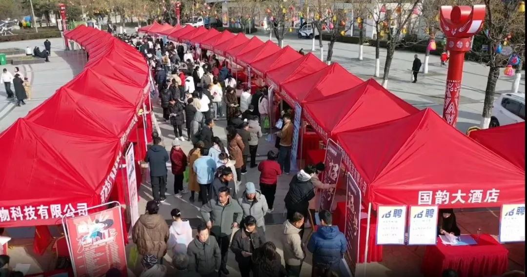 三贤招聘最新岗位信息汇总 招聘现场求职者查看岗位展板