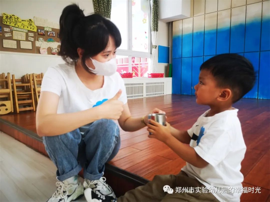 智启心光家长陪孩子练习小台阶进步场景