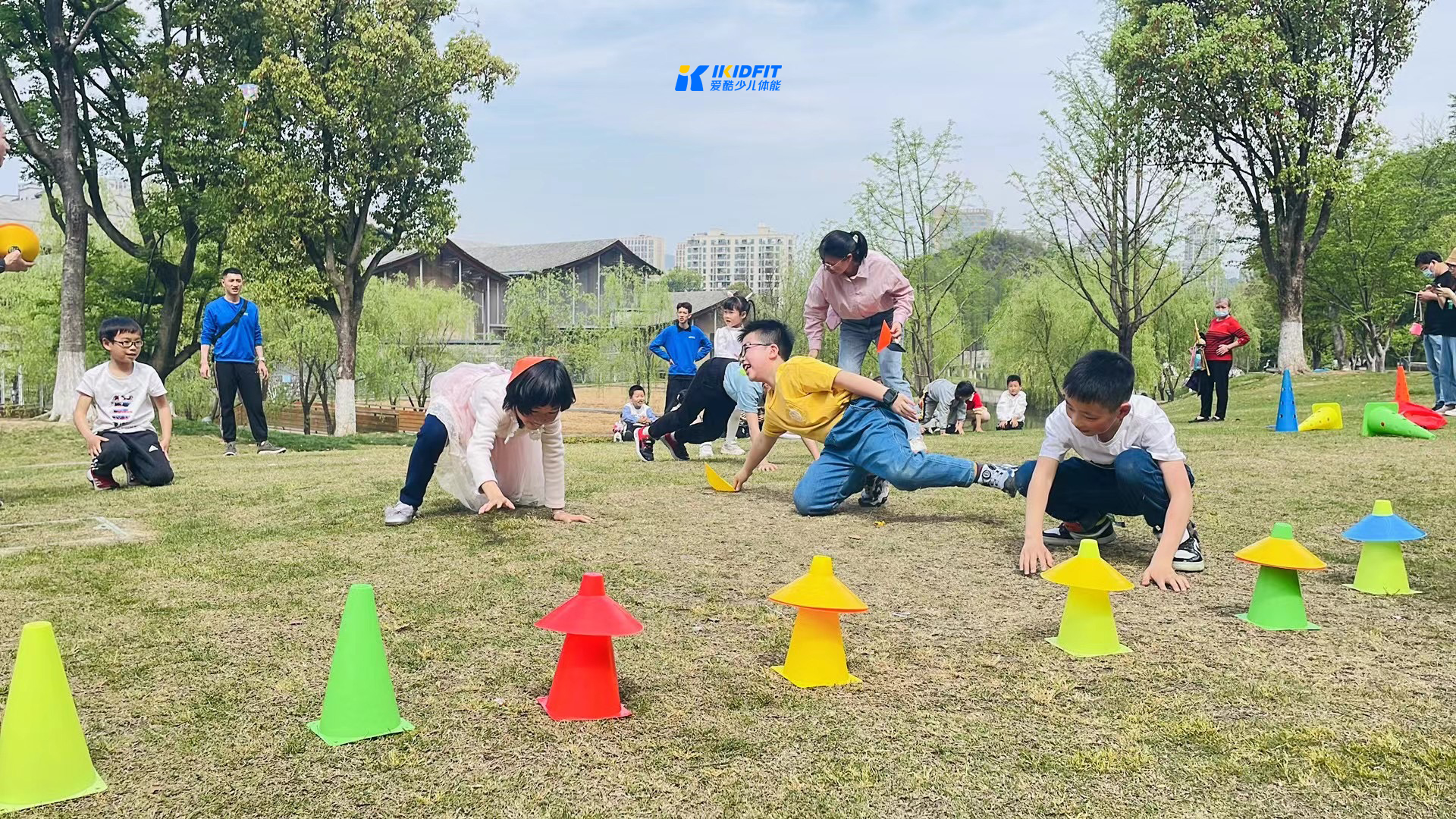 奥北体能训练营孩子们集体体能游戏场景