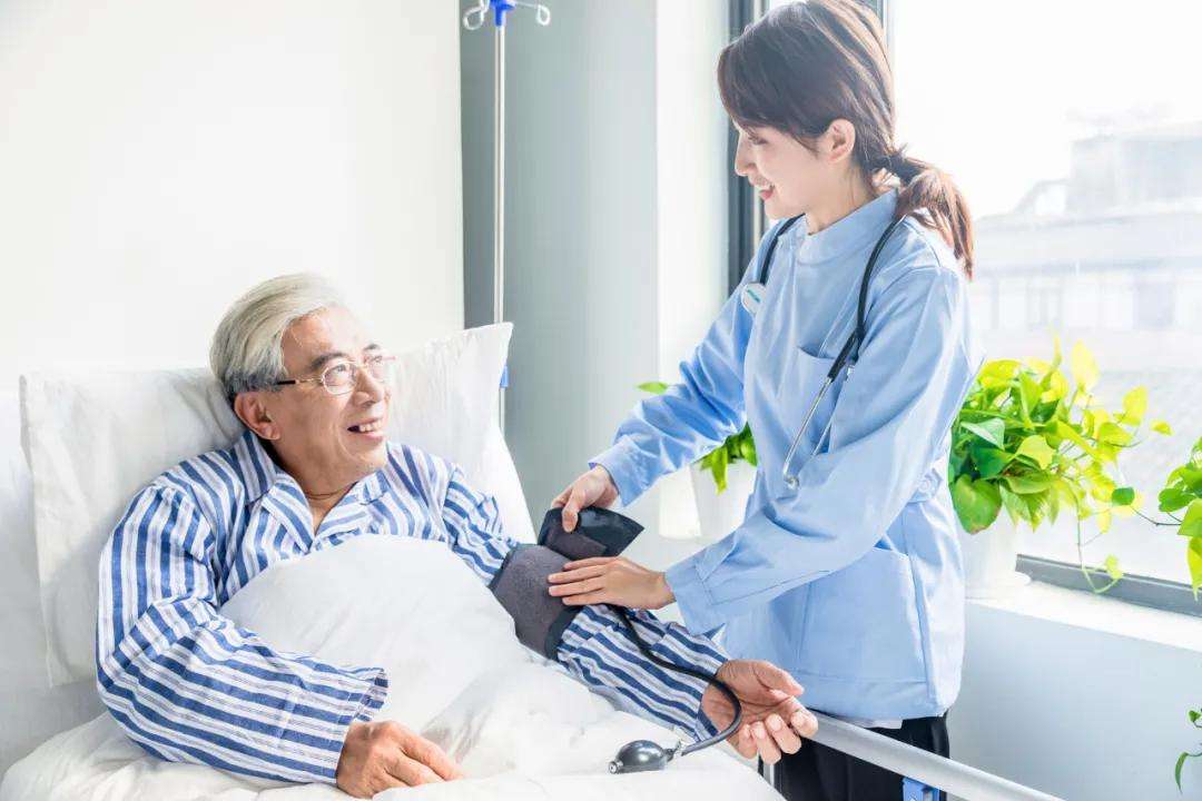 小红护工上门照顾老人一天多少钱 收费标准与护理等级