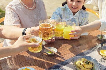 干杯 家庭聚餐敬长辈祝酒词温馨画面