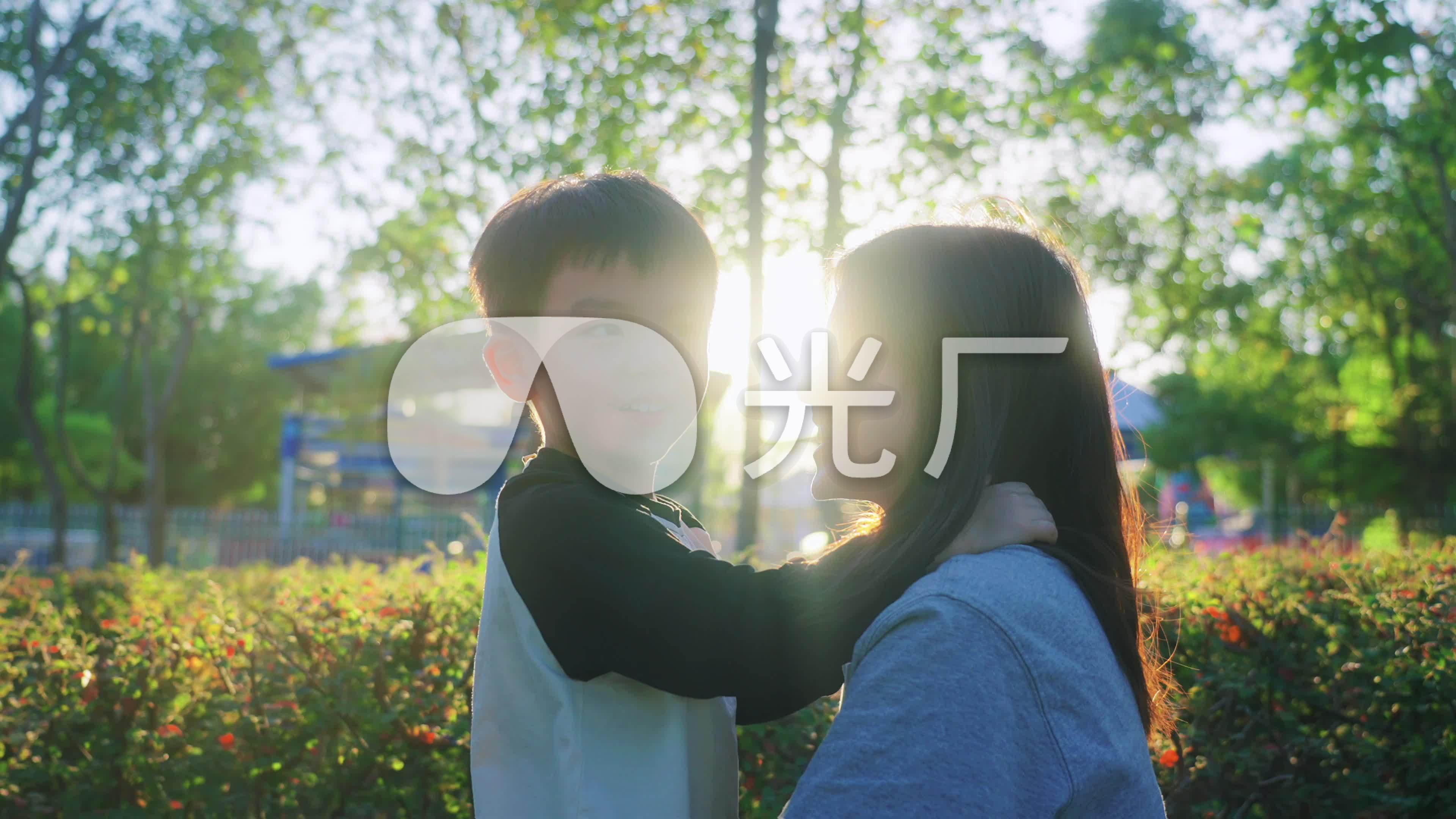 智启心光 亲子共同成长 孩子自信笑容场景