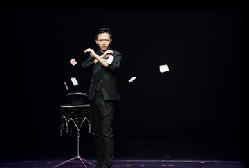 魔术情书现场表白表演氛围与手势动作