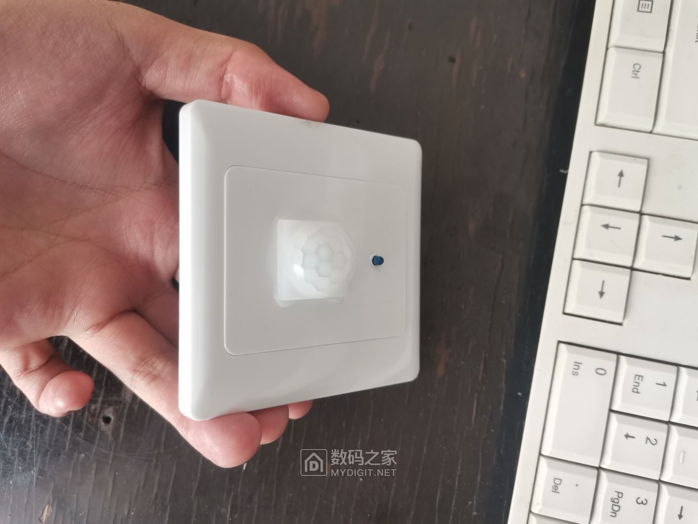 Tiny Smart 小巧智能传感器贴墙安装实拍
