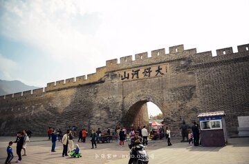 境门 大境门周边老街莜面美食与游客休闲场景