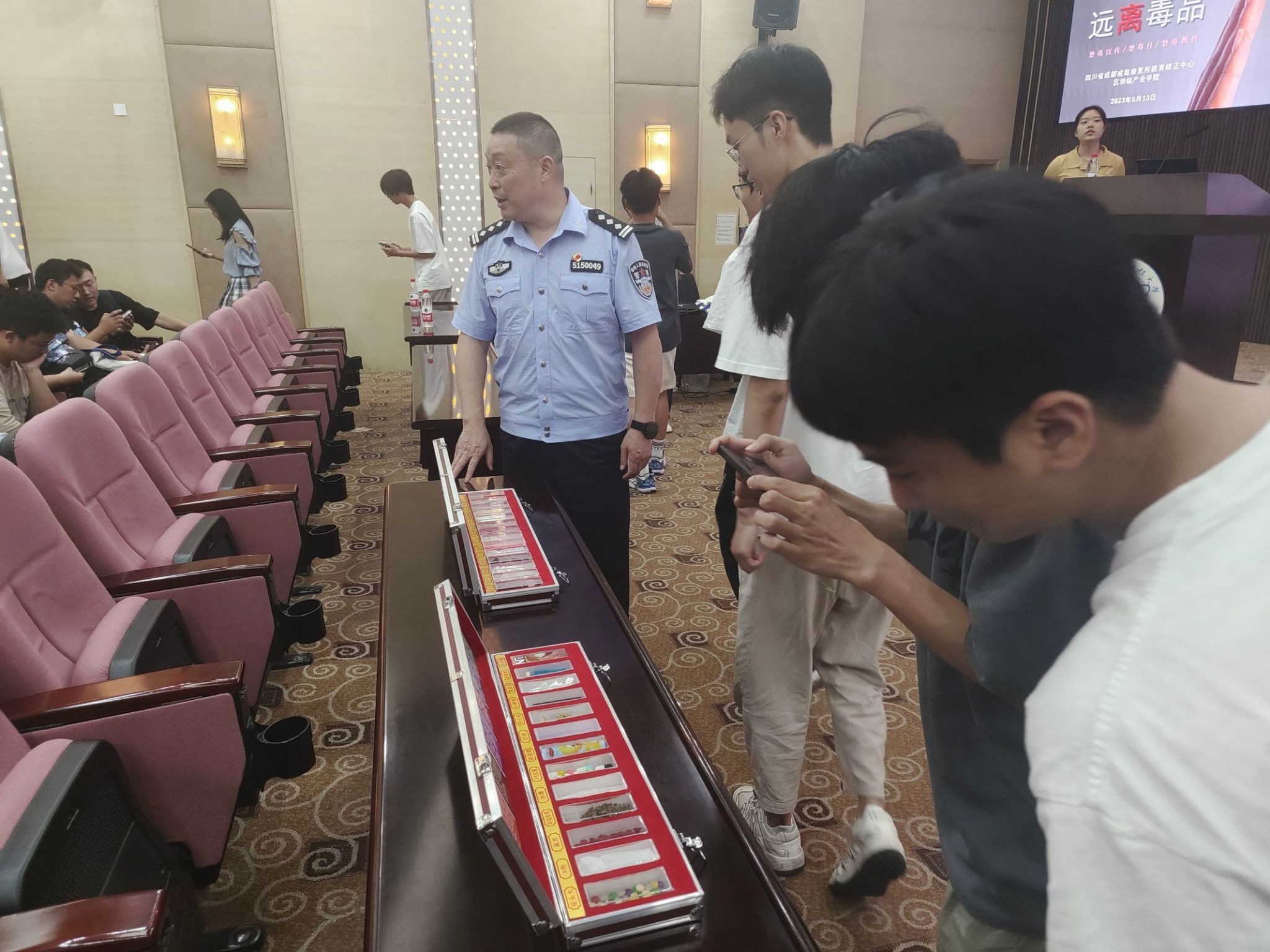 禁毒行动科普软件 拒毒技巧场景模拟训练界面