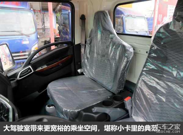 运力士轻卡货车驾驶室内饰座椅与储物空间展示图