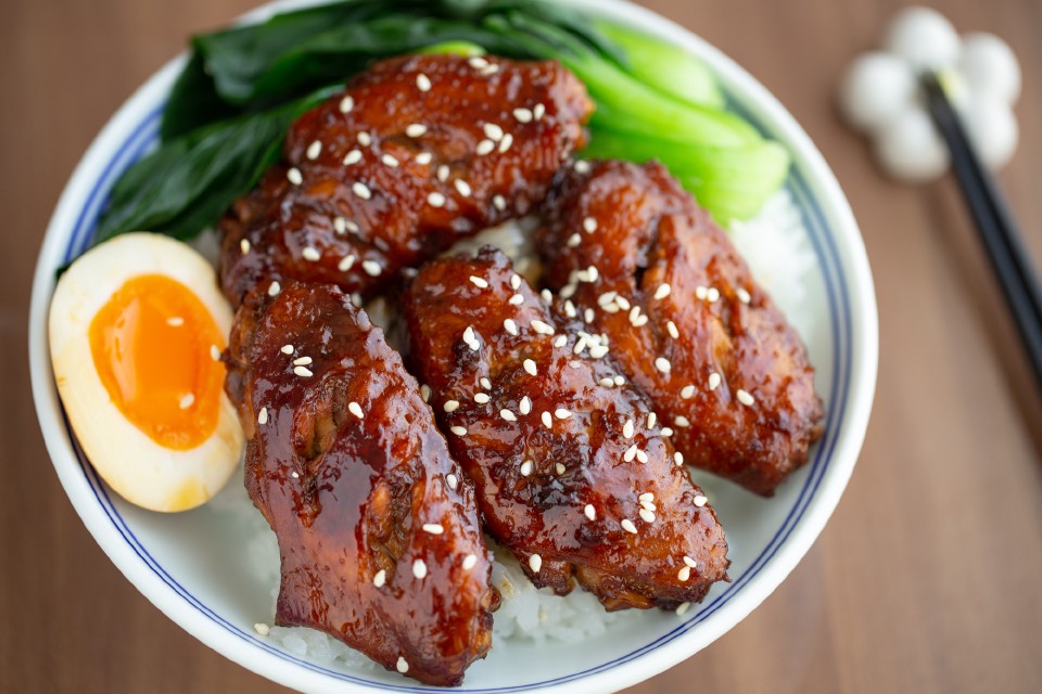 蜜汁鸡翅配米饭家常餐桌