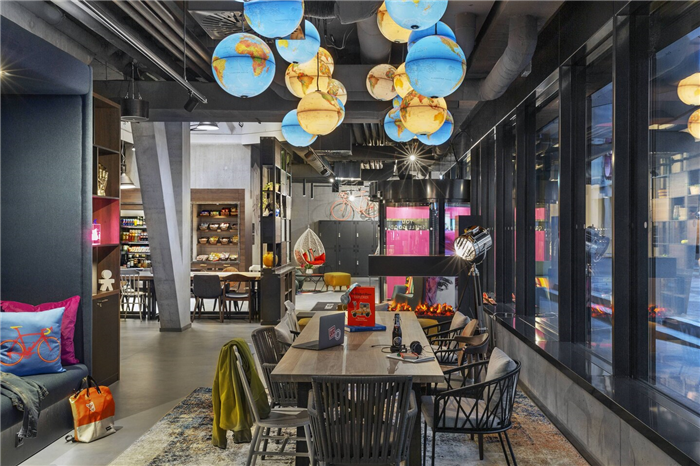 Moxy酒店大堂酒吧区实拍环境图