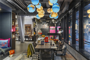 Moxy酒店大堂酒吧区实拍环境图