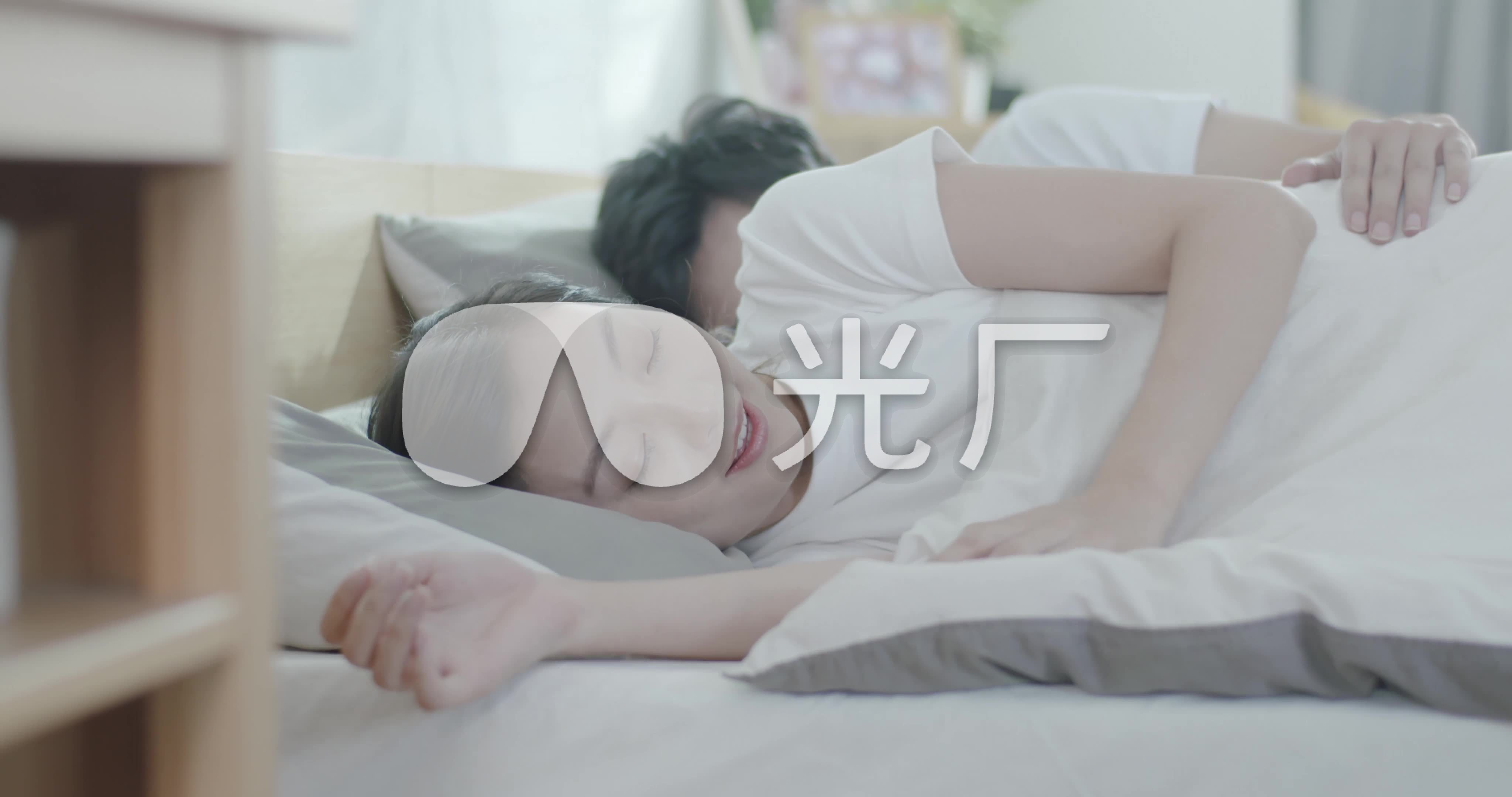 情侣闹钟 床头摆放 情侣日常起床场景图