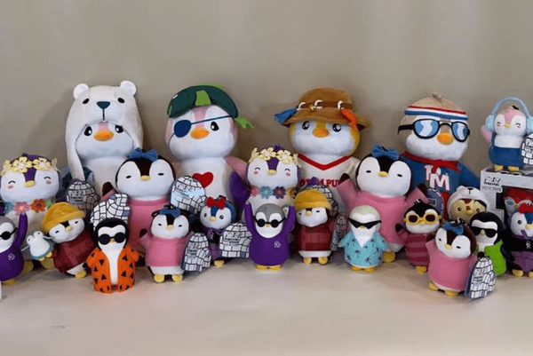 胖企鹅Pudgy Toys上架沃尔玛商店货架实拍,NFT胖企鹅地板价冲破5ETH,色采丰富 无水印 宣传图