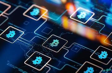 一台正在高速运转的加密货币量化服务器,背景是黑暗中的绿色数据流,象征着毫秒级的高频交易运算