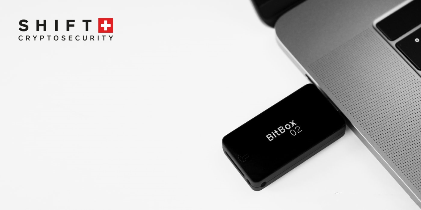 BitBox02硬件钱包与microSD备份卡合影,冷钱包备份卡