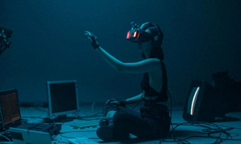 2026年元宇宙用户使用VR头显进行虚拟办公的实景照片,元宇宙用户增长数据图表