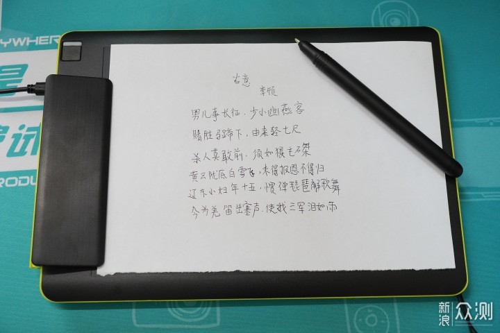 一张A4纸上面手写着电费计算公式和挖矿每日收益预估,旁边放着计算器和几枚虚拟币样式的金色硬币,关键词:虚拟货币挖矿教程详解