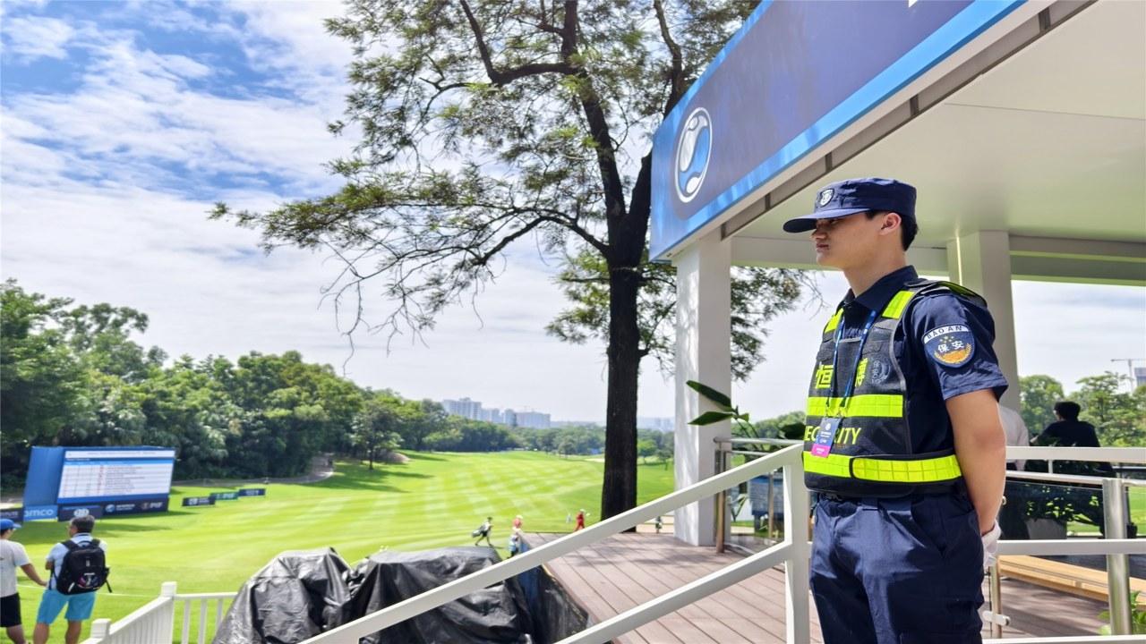 2026世界杯现场安保人员巡逻,球迷排队安检入场,球场外景