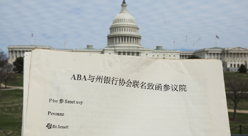 ABA与州银行协会联名致函参议院信函文件特写,上面有“ABA与州银行协会联名致函参议院”字样,背景是华盛顿国会山,风格写实新闻摄影