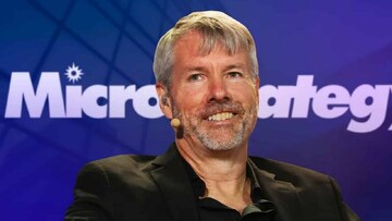Strategy公司CEO迈克尔塞勒演讲照片,背景是比特币价格图表