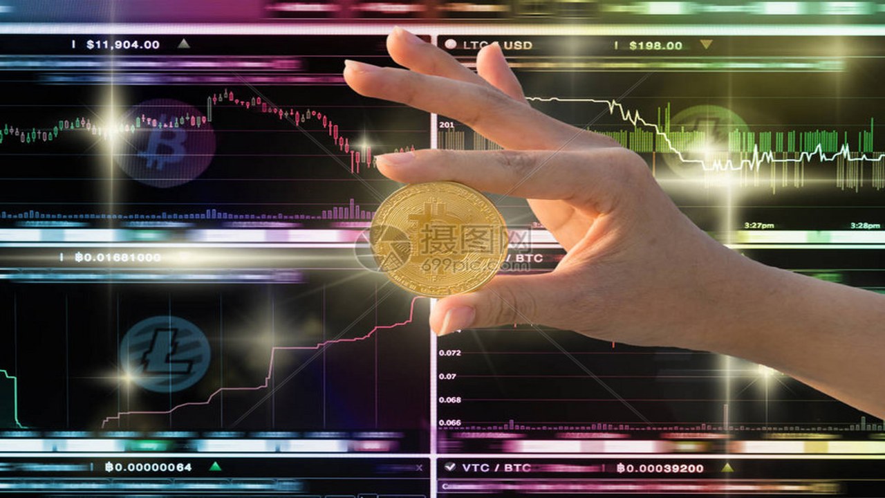 加密货币交易者看盘表情紧张,屏幕上显示比特币以太币价格波动
