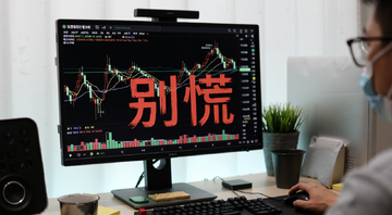 数字货币行情分析 持币者看盘 电脑屏幕K线图 配文字“别慌”