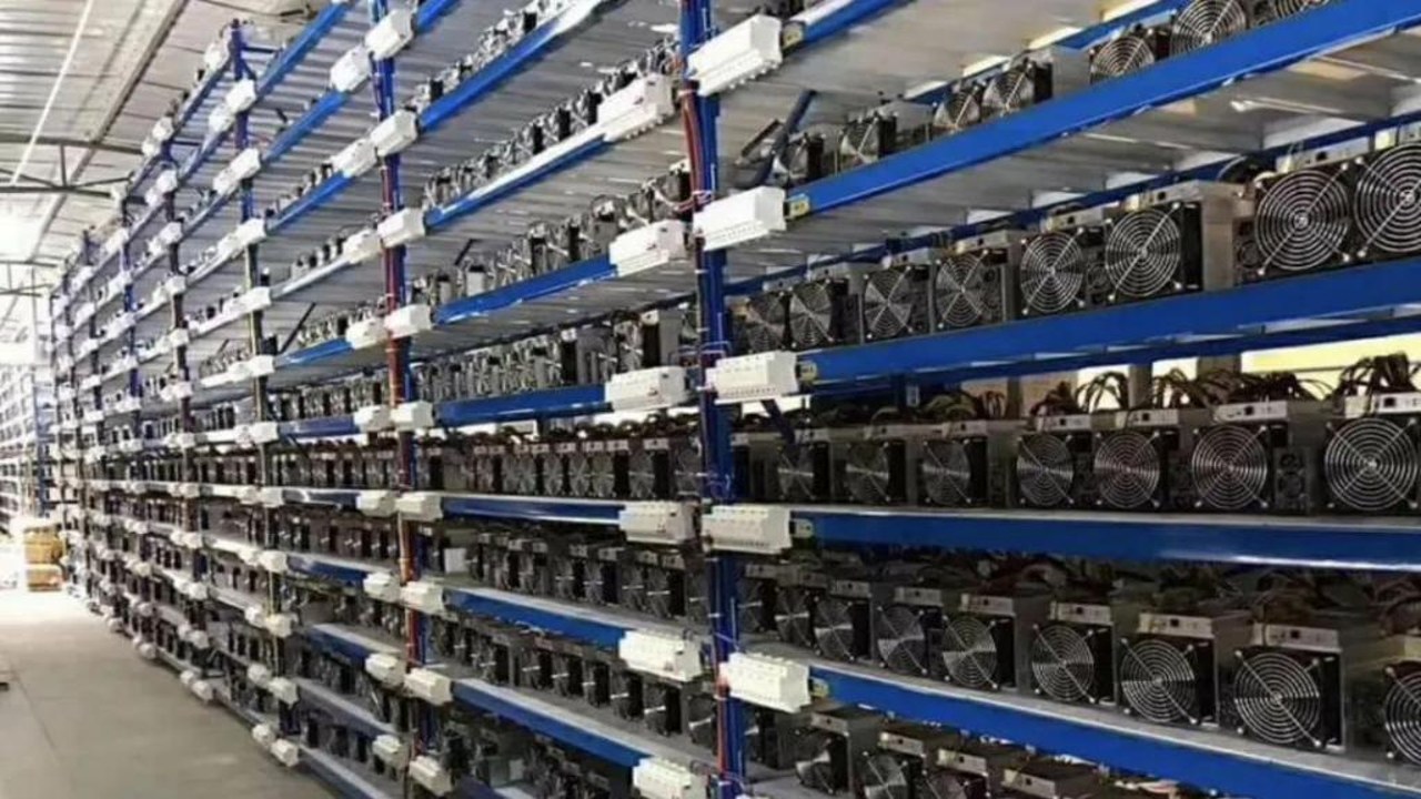 比特币矿场矿机运行实拍图,关键词比特币减半