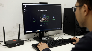 DePIN如何挖矿 普通人挂机挖矿实拍图,电脑屏幕显示节点在线,旁边有路由器,关键词DePIN挖矿