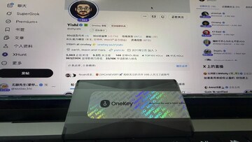 OneKey冷钱包初始化设置助记词备份界面实拍图,展示手抄助记词场景