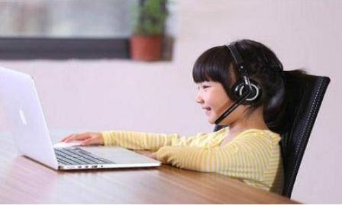 呼啦少儿英语学习软件 家长陪伴孩子学习英语温馨画面