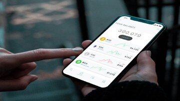 热钱包手机App界面截图,展示加密货币转账和余额页面