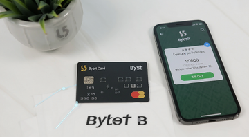 Bybit Card加密货币银行卡实物展示图,旁边放着手机显示返现到账通知,画面简洁明亮,文字标注“Bybit Card”