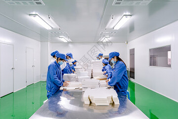 1号车间流水线工人操作特写 包装作业实拍